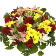 Кошик із 15 троянд, 5 хризантем, 6 альстромерій і 1 лілії