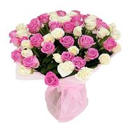 Букет квітів із 55 різнокольорових троянд