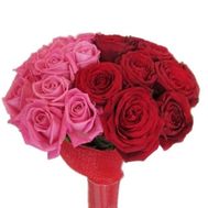Букет квітів із 19 різнокольорових троянд