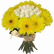 Букет квітів із 21 троянди і 10 гербер