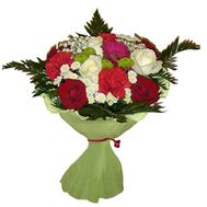 Букет із 7 троянд, 3 гвоздики, 4 хризантеми і 1 гербера