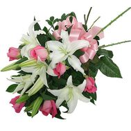 Букет квітів із 6 роз і 1 лілії
