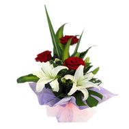 Букет квітів із 3 троянд і 1 лілії