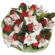 Букет із 15 троянд і 11 орхідей