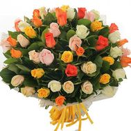 Букет із 51 різнобарвною троянди