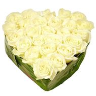 Серце із 27 білих троянд