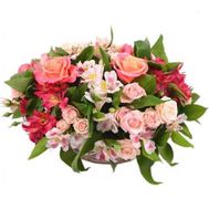 Кошик з 9 троянд і 8 альстромерій