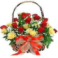 Кошик з 25 різнокольорових троянд