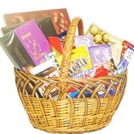 Кошик солодощів з цукерками, шоколадом