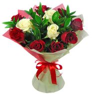 Букет квітів із 11 червоних і білих троянд
