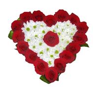 Серце із троянд і хризантем