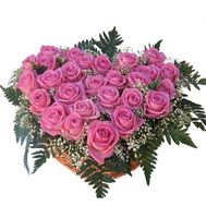 Серце із 27 рожевих троянд