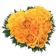 Серце із 17 жовтих троянд