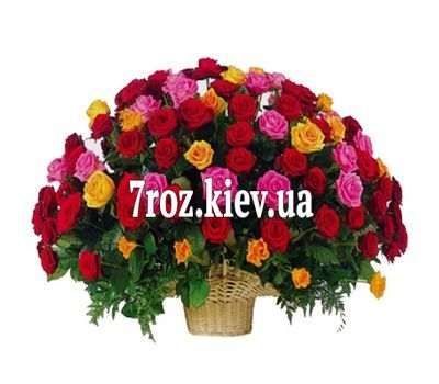 Кошик з 101 різнобарвною троянди