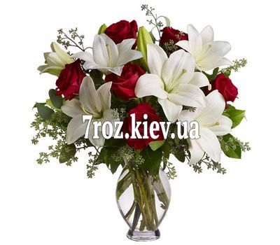 Букет квітів із 7 троянд і 2 лілій