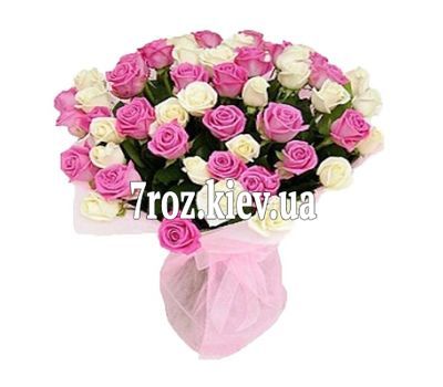 Букет квітів із 55 різнокольорових троянд