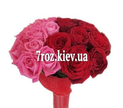 Букет квітів із 19 різнокольорових троянд