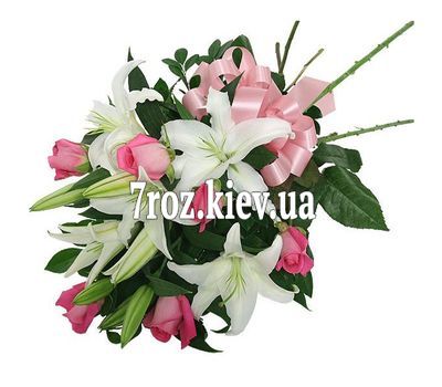 Букет квітів із 6 роз і 1 лілії