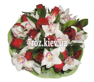 Букет із 15 троянд і 11 орхідей