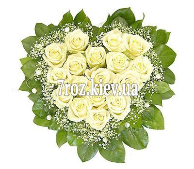 Серце із 17 білих троянд