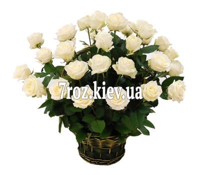 Кошик з 29 білих троянд