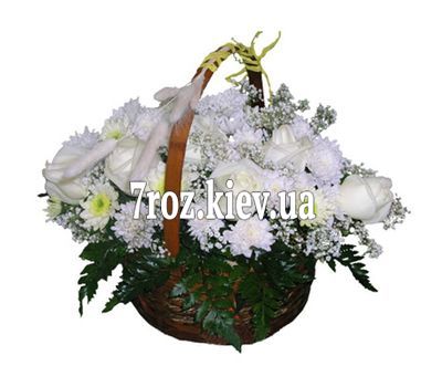 Кошик з 7 троянд і 10 хризантем