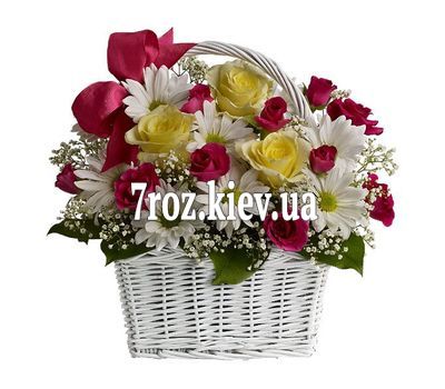 Кошик з 8 хризантем і 11 троянд