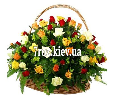Кошик з 51 різнобарвною троянди