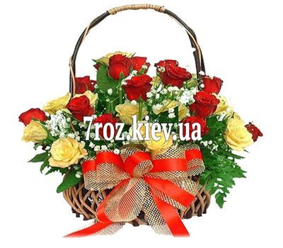 Кошик з 25 різнокольорових троянд