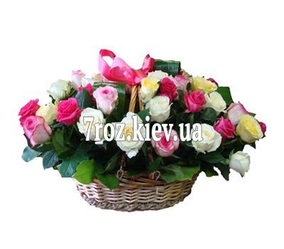 Кошик з 35 різнокольорових троянд