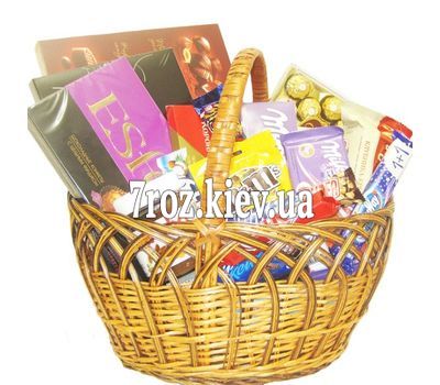 Кошик солодощів з цукерками, шоколадом