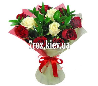 Букет квітів із 11 червоних і білих троянд