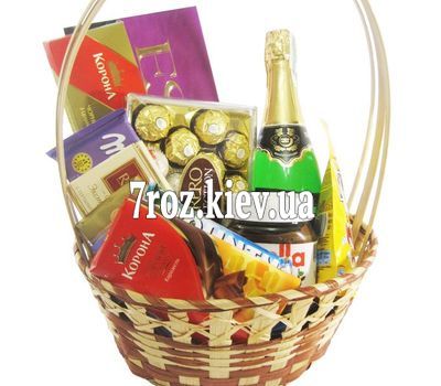 Подарункова корзина з цукерками і шампанським