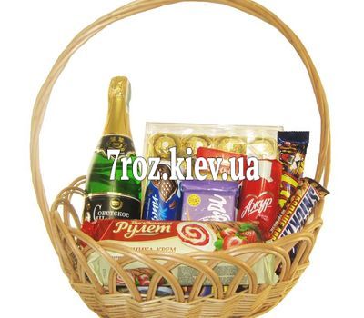 Подарункова корзина з солодощами