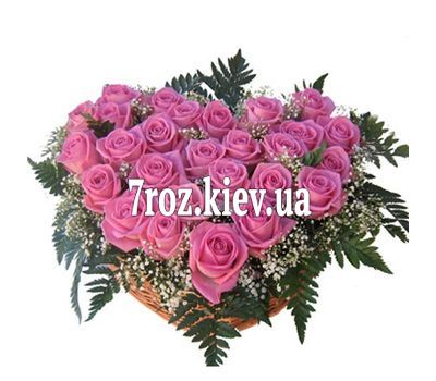 Серце із 27 рожевих троянд